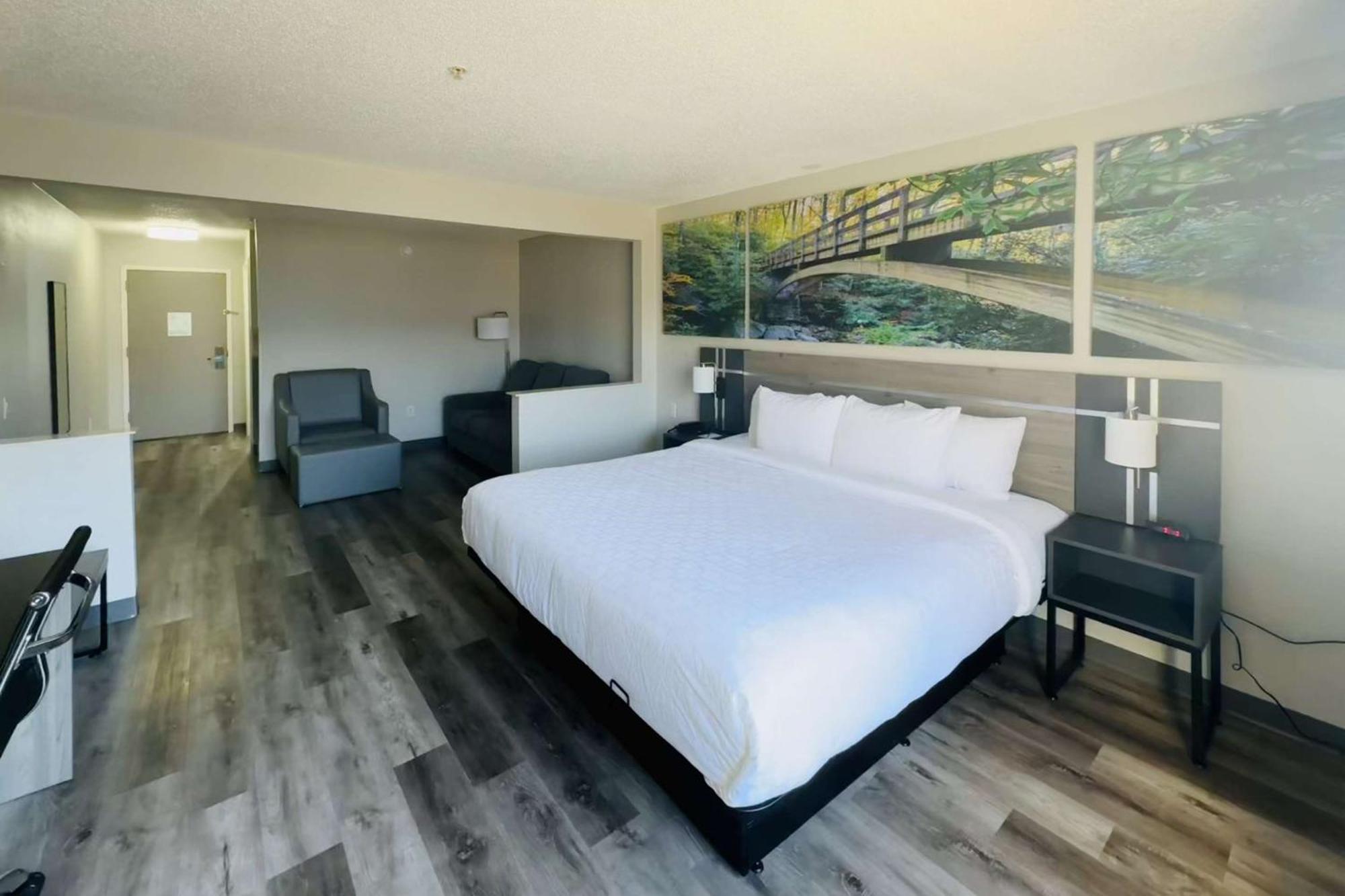 Clarion Pointe Albemarle Hotel Exterior photo
